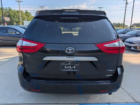 Used 2018 Toyota Sienna Limited Premium FWD image 4