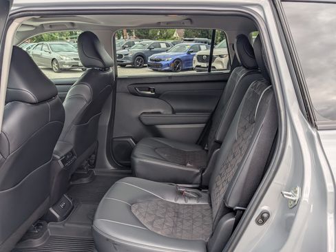 Used 2024 Toyota Highlander XLE AWD/4WD image 16