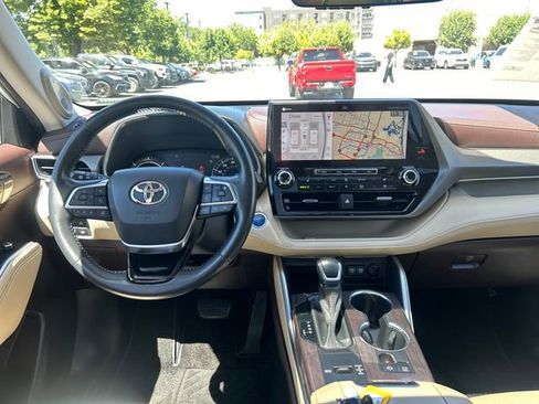 Certified 2021 Toyota Highlander Limited AWD/4WD image 13