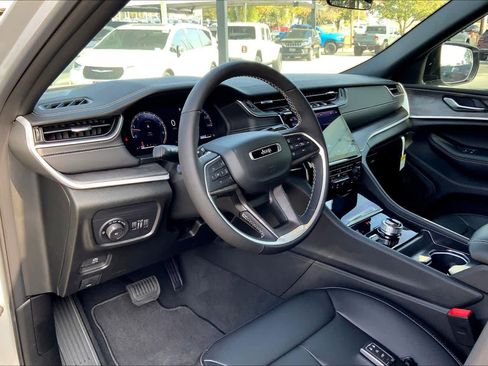 New 2025 Jeep Grand Cherokee Limited w/ Black Appearance Package image 6