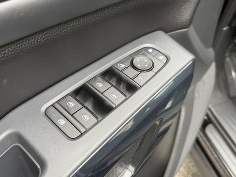 Used 2025 Nissan Pathfinder SV w/ SV Premium Package FWD image 13
