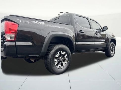 Used 2017 Toyota Tacoma TRD Off-Road image 5