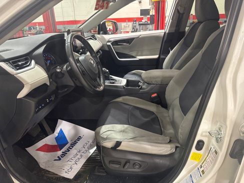 Used 2022 Toyota RAV4 XLE Premium AWD/4WD image 5