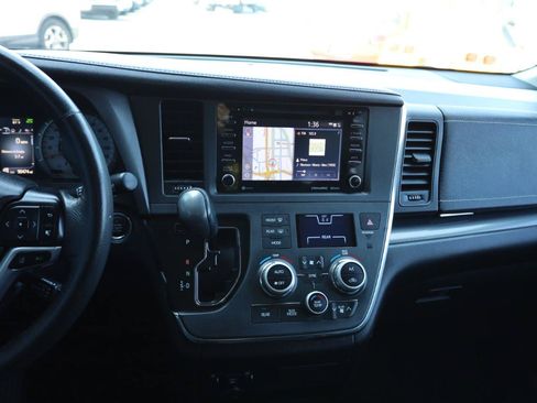 Used 2018 Toyota Sienna SE w/ SE Preferred Package FWD image 9