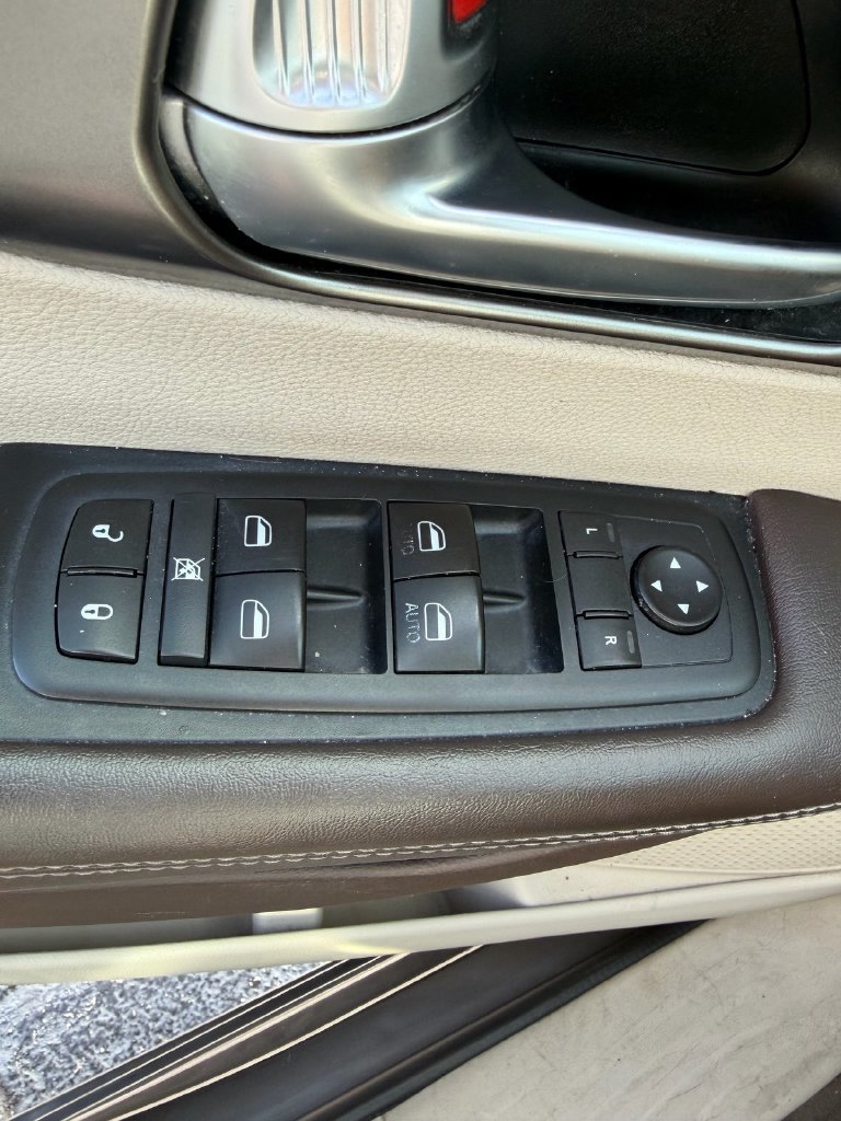 Used 2017 Chrysler Pacifica Touring FWD image 34