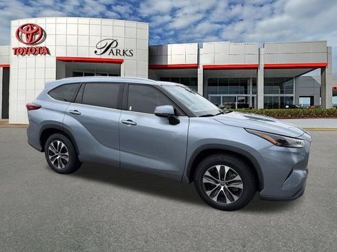 Used 2022 Toyota Highlander XLE FWD image 1
