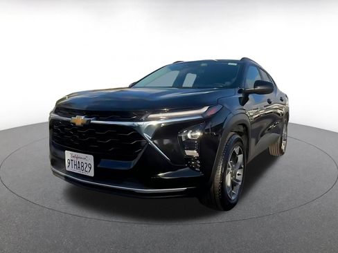 Used 2025 Chevrolet Trax LT w/ LT Convenience Package image 4