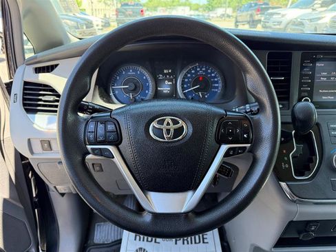 Used 2019 Toyota Sienna LE AWD/4WD image 35
