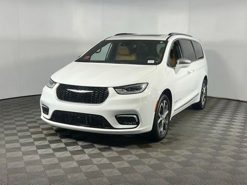 Used 2022 Chrysler Pacifica Pinnacle image 3