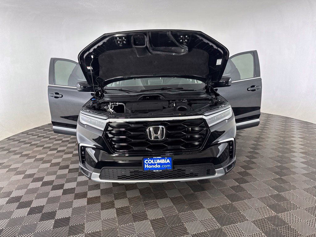 Used 2025 Honda Pilot Touring image 12