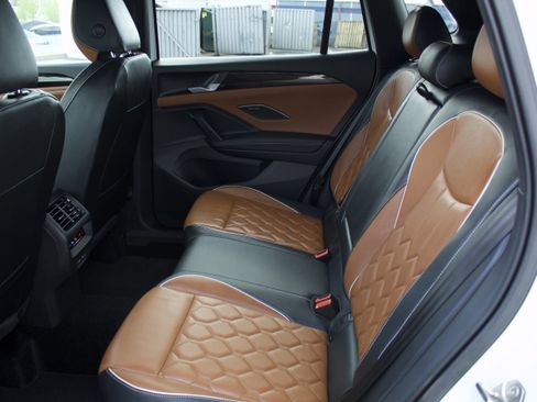 Used 2025 Volkswagen Tiguan SEL R-Line image 24