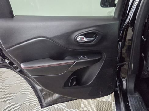 Used 2020 Jeep Cherokee Trailhawk AWD/4WD image 30