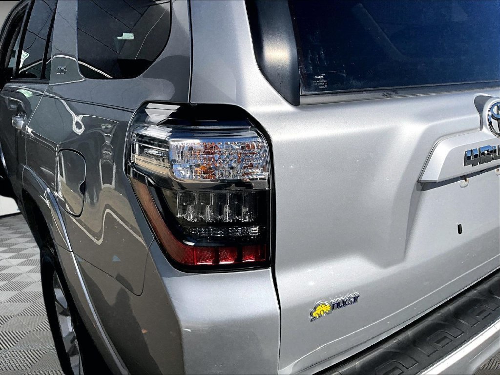 Used 2018 Toyota 4Runner SR5 AWD/4WD image 25