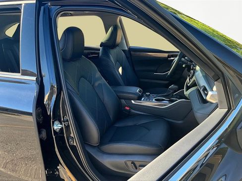Used 2025 Toyota Highlander Platinum image 7