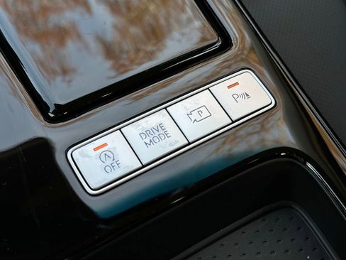 Used 2025 Genesis G80 2.5T image 35