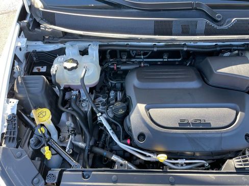 Used 2025 Chrysler Pacifica Limited FWD image 41