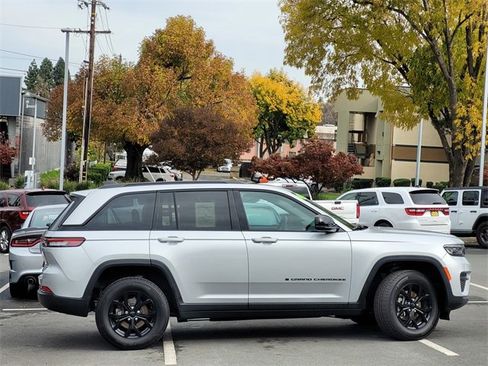 New 2025 Jeep Grand Cherokee Altitude image 8