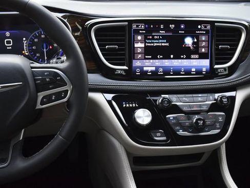 Used 2023 Chrysler Pacifica Limited FWD image 11