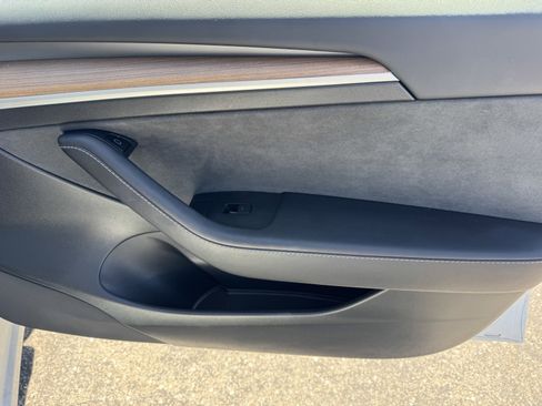 Used 2023 Tesla Model 3 Standard Range image 9