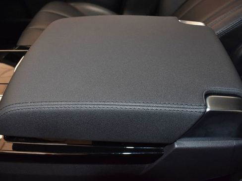 Used 2020 Land Rover Discovery HSE image 32