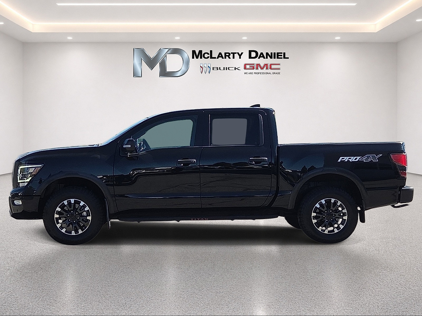 Used 2023 Nissan Titan PRO-4X w/ Pro-4x Convenience Package AWD/4WD image 2