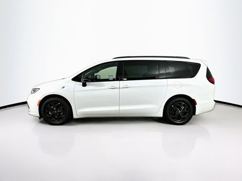 Used 2025 Chrysler Pacifica Premium FWD image 4