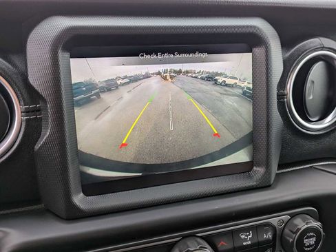 Used 2019 Jeep Wrangler Unlimited Sahara image 27