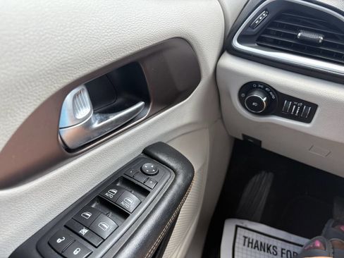 Used 2017 Chrysler Pacifica Touring-L image 22