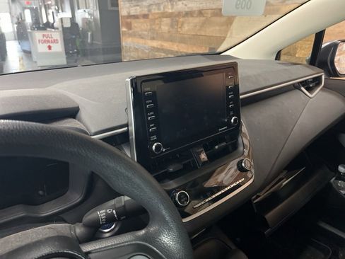Used 2021 Toyota Corolla LE FWD image 8