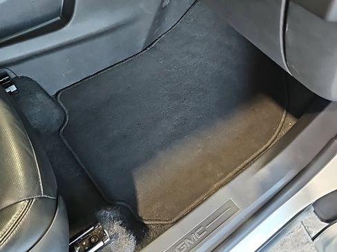 Used 2024 GMC Terrain SLT image 13