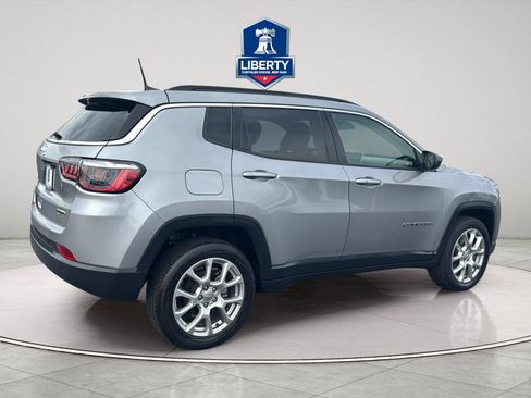 Used 2022 Jeep Compass Latitude w/ Sun and Sound Group AWD/4WD image 11