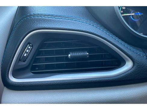 Used 2021 Chrysler Pacifica Touring w/ Uconnect Theater Family Group image 29