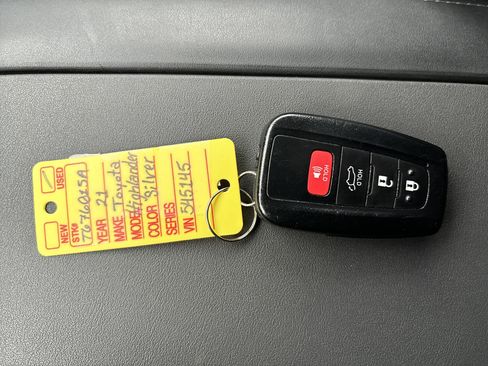 Used 2021 Toyota Highlander XLE image 31