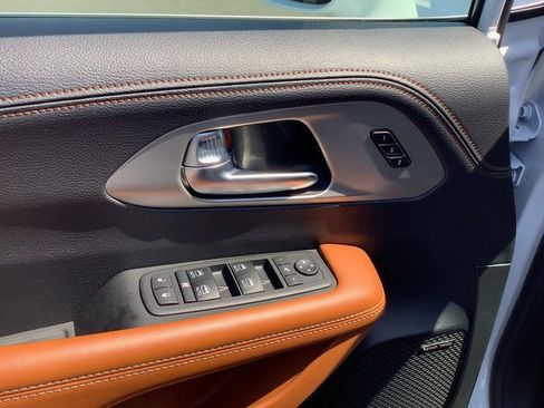 Used 2024 Chrysler Pacifica Pinnacle image 10