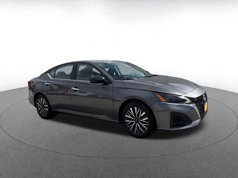 Used 2025 Nissan Altima 2.5 SV FWD image 2