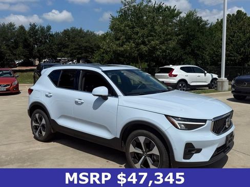 Certified 2025 Volvo XC40 B5 Plus AWD/4WD image 3