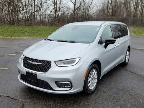 Used 2024 Chrysler Pacifica Touring-L image 5