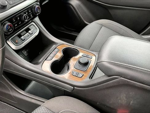 Used 2023 GMC Acadia SLE w/ Driver Convenience Package FWD image 16