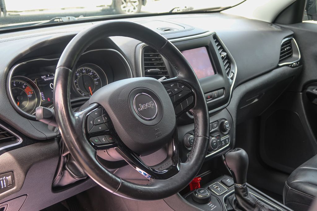 Used 2021 Jeep Cherokee Latitude Plus AWD/4WD image 22
