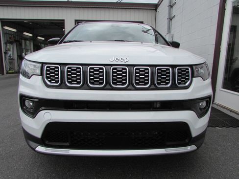 Used 2025 Jeep Compass Limited AWD/4WD image 2