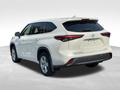 Used 2021 Toyota Highlander LE AWD/4WD image 5