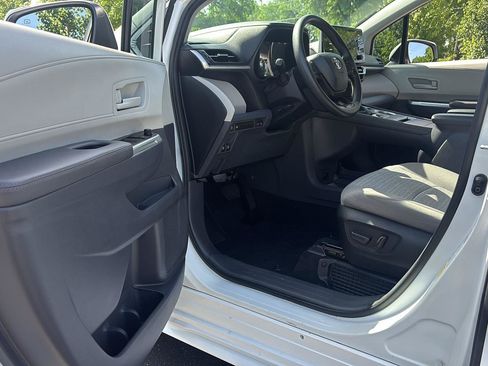 Used 2023 Toyota Sienna LE AWD/4WD image 2