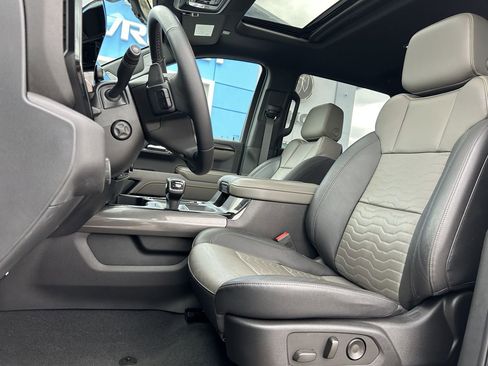 Used 2022 Chevrolet Silverado 1500 ZR2 w/ Technology Package image 11