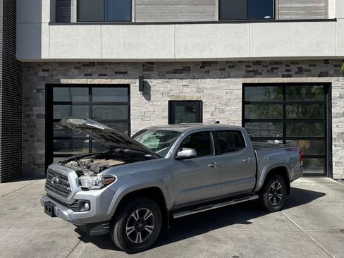 Used 2017 Toyota Tacoma TRD Sport AWD/4WD image 22
