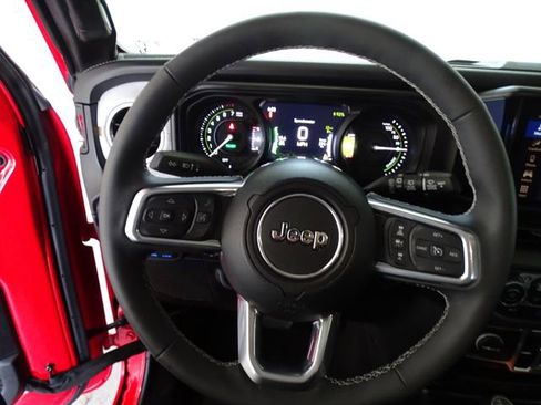 Used 2025 Jeep Wrangler Unlimited Sahara w/ Safety Group image 6