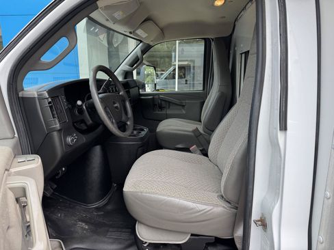 Used 2017 GMC Savana 3500 RWD image 5