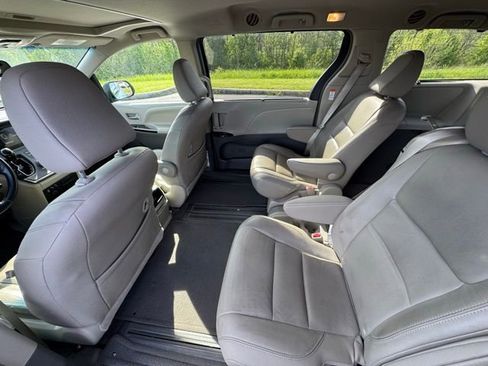 Used 2015 Toyota Sienna XLE image 14