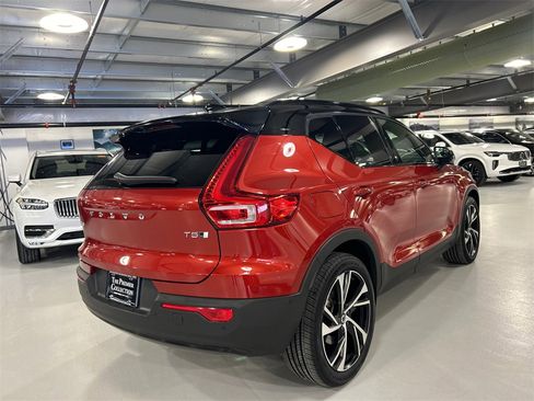 Used 2022 Volvo XC40 T5 R-Design w/ Advanced Package image 2