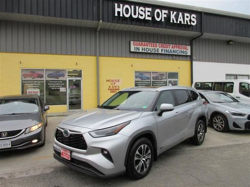 Used 2023 Toyota Highlander XLE image 2