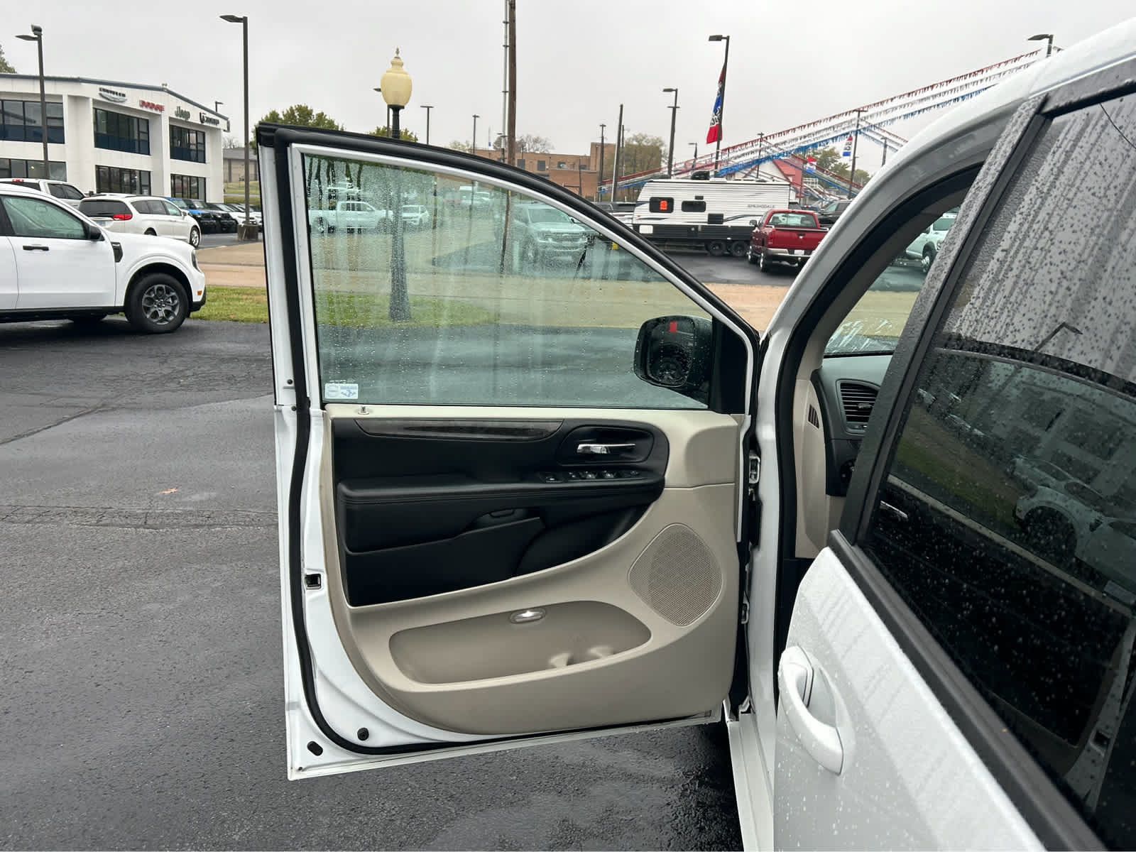Used 2014 Dodge Grand Caravan SXT w/ UConnect Hands-Free Group FWD image 20